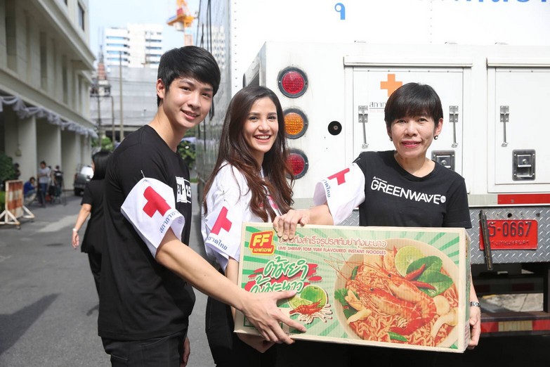 นำทีม ดีเจ-นักแสดง ส่งมอบข้าวสารอาหารแห้ง ช่วยผู้ประสบอุทกภัย
