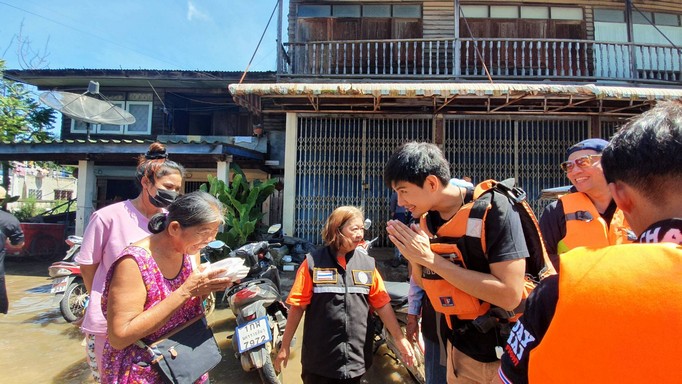 สุดสาคร-มังกร ปภาวิน นำทีมนักมวยไทยไฟท์และดาราช่อง 8 ลงพื้นที่ช่วยชาวปักธงชัย จากภัยน้ำท่วมโคราช